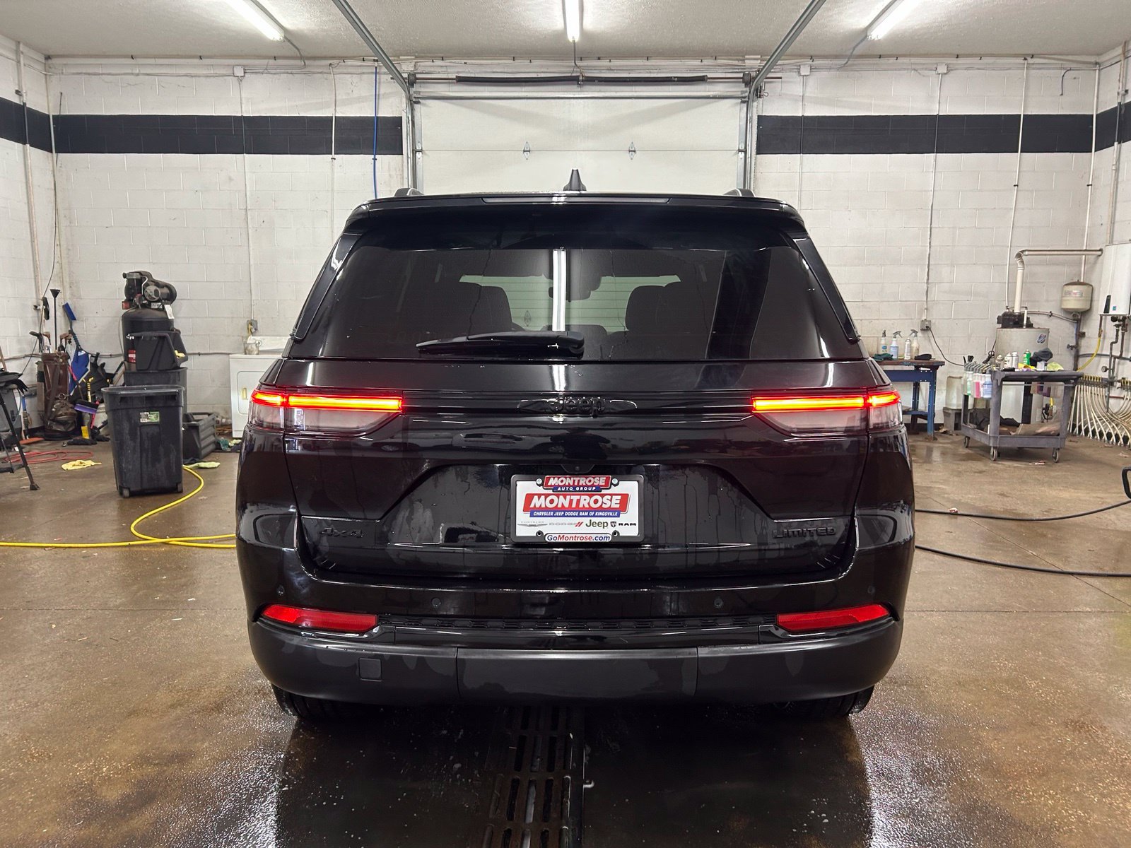 Used 2025 Jeep Grand Cherokee Limited w/ Black Appearance Package AWD/4WD image 5