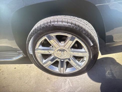 Used 2019 Cadillac Escalade Luxury AWD/4WD image 9