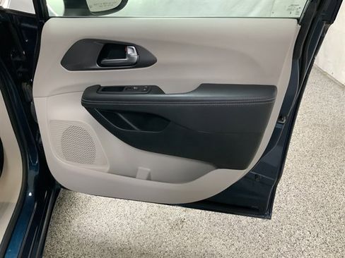 Used 2023 Chrysler Pacifica Touring-L image 25