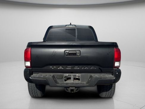 Used 2017 Toyota Tacoma TRD Sport image 9