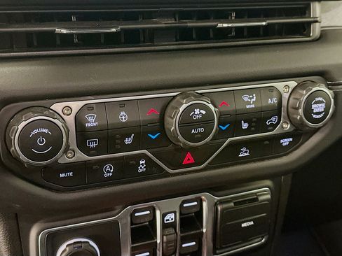 Used 2025 Jeep Wrangler Sahara image 23