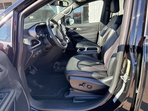 Used 2025 Chrysler Pacifica Select FWD image 11