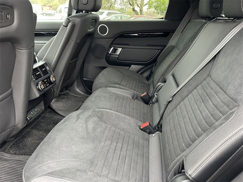 Used 2025 Land Rover Discovery S image 17