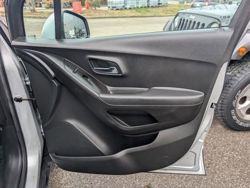 Used 2018 Chevrolet Trax LT w/ LT Convenience Package image 24