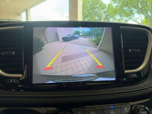 Used 2025 Chrysler Pacifica Limited FWD image 21