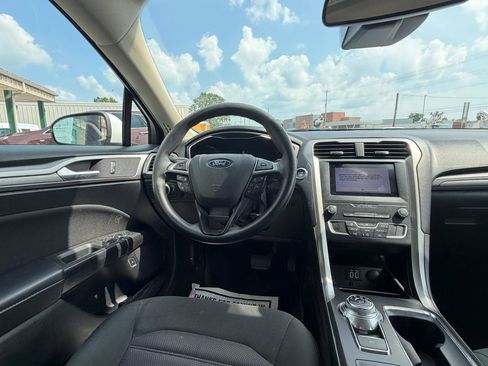Used 2019 Ford Fusion SE FWD image 16