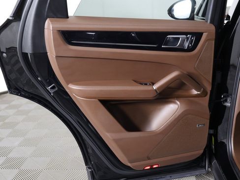 Used 2023 Porsche Cayenne Platinum Edition image 29