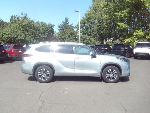 Used 2022 Toyota Highlander XLE AWD/4WD image 6