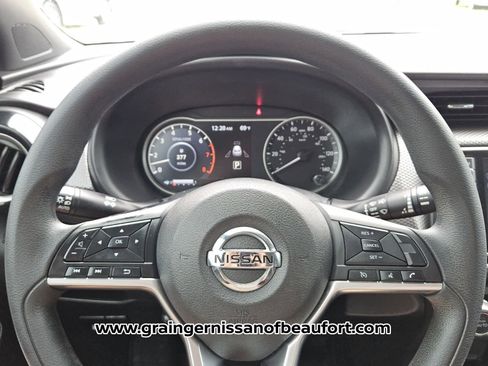 Used 2018 Nissan Kicks SV FWD image 11