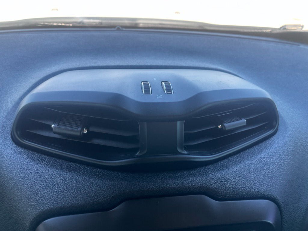 Used 2020 Jeep Renegade Latitude FWD image 28