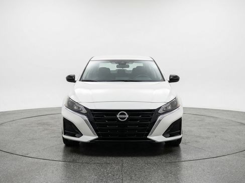 Used 2025 Nissan Altima 2.5 SV FWD image 2
