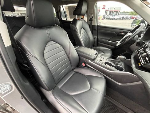 Used 2023 Toyota Highlander XLE AWD/4WD image 43
