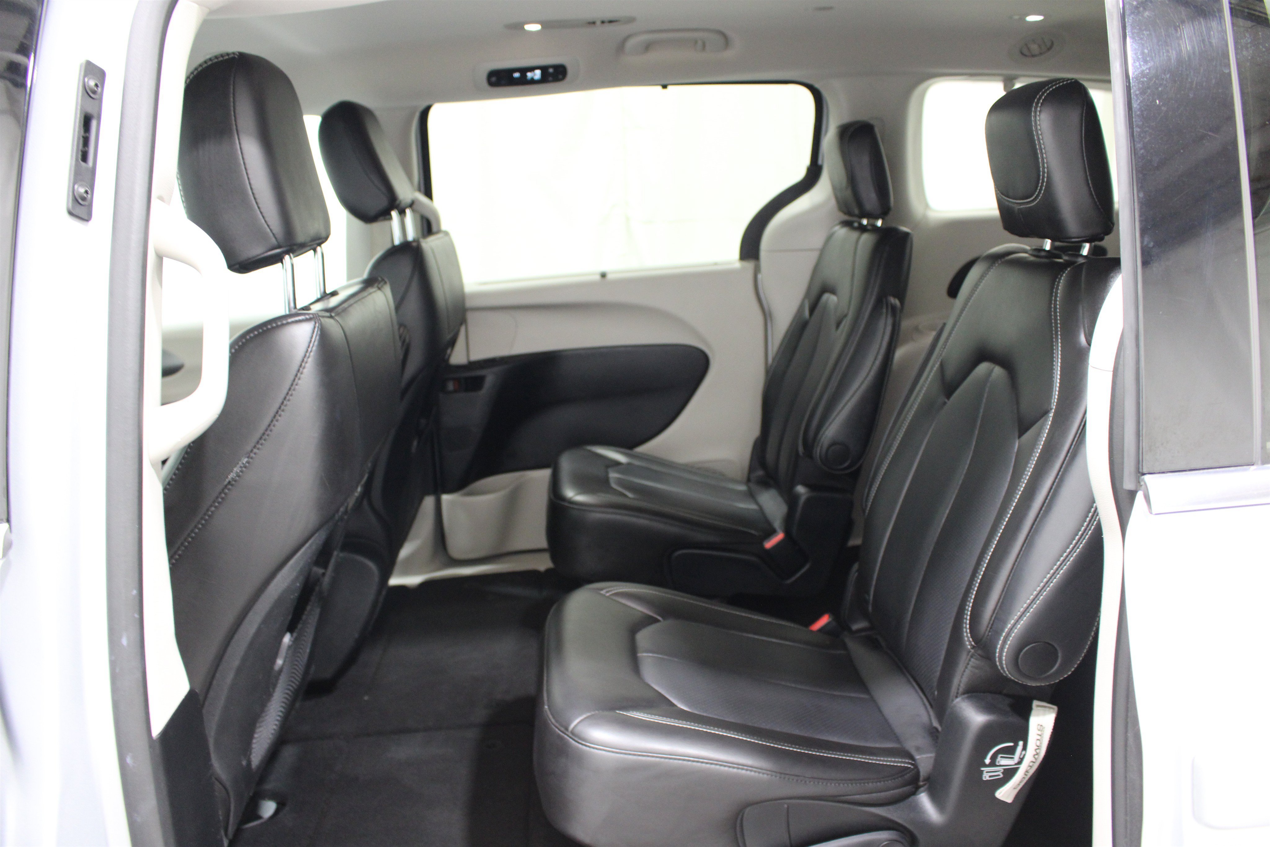 Used 2023 Chrysler Pacifica Touring-L FWD image 19