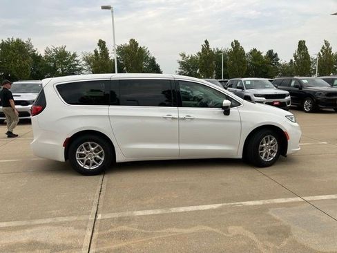 Certified 2023 Chrysler Pacifica Touring-L FWD image 5