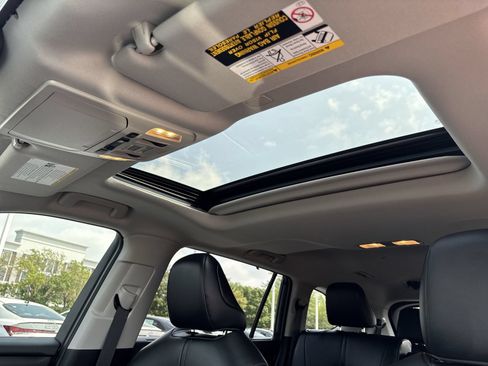 Used 2022 Toyota Highlander XLE AWD/4WD image 23
