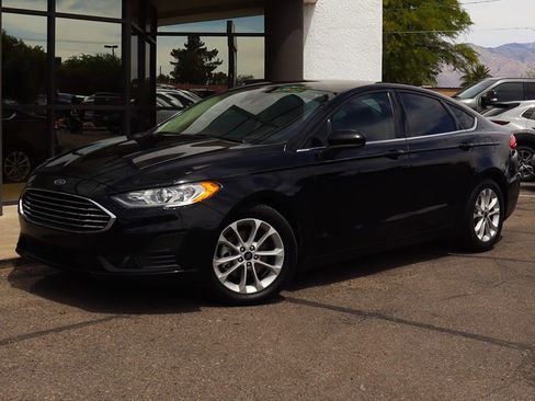 Used 2020 Ford Fusion SE image 2