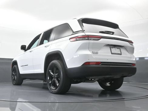 Used 2024 Jeep Grand Cherokee Altitude RWD image 56