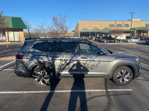 Used 2025 Volkswagen Atlas SE image 3