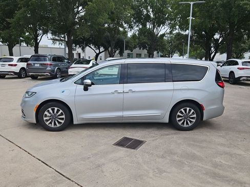 Used 2023 Chrysler Pacifica Limited FWD image 8