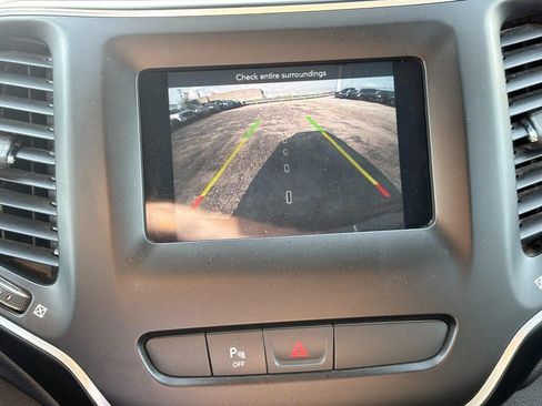 Used 2019 Jeep Cherokee Latitude Plus FWD image 22