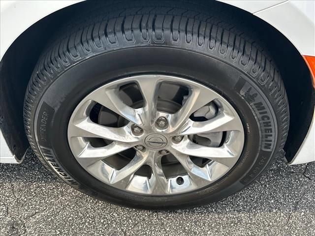 Used 2023 Chrysler Pacifica Touring-L AWD/4WD image 31