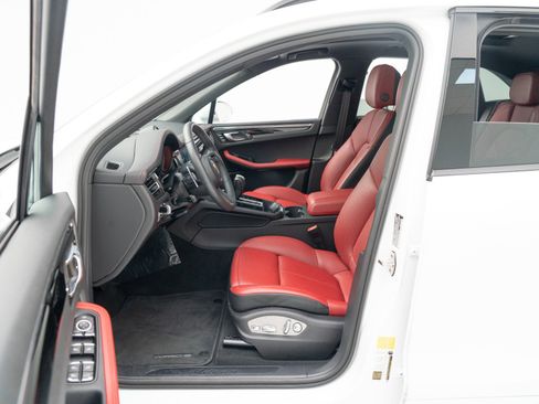 Certified 2026 Porsche Macan AWD/4WD image 18
