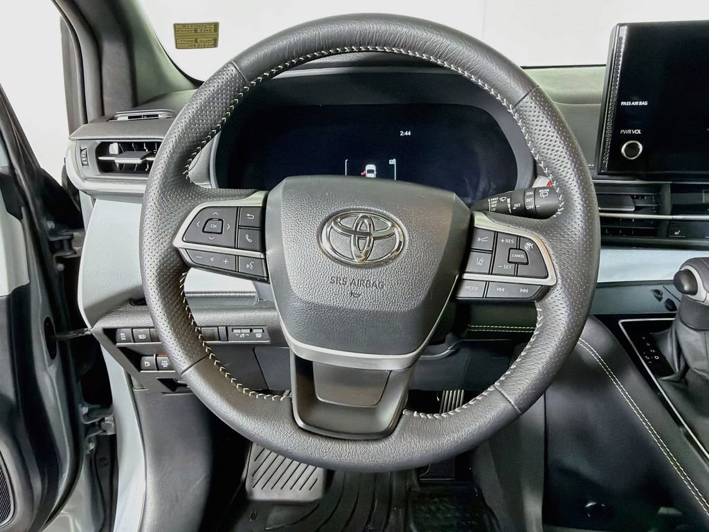 Used 2025 Toyota Sienna XSE AWD/4WD image 13