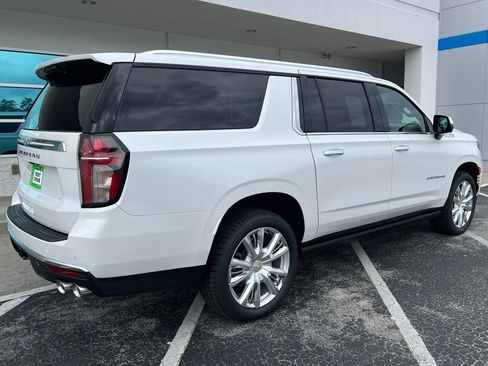 Used 2023 Chevrolet Suburban High Country w/ Premium Package 2 AWD/4WD image 4