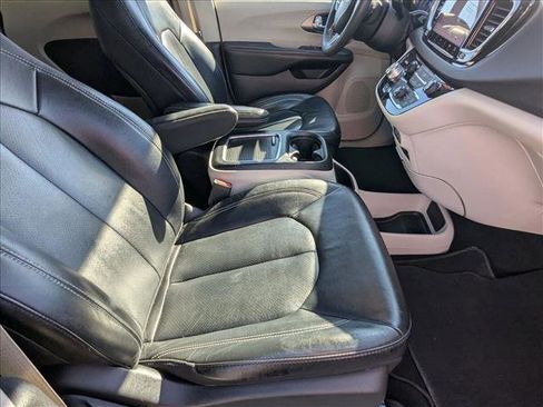 Used 2022 Chrysler Pacifica Touring-L image 19