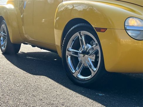 Used 2005 Chevrolet SSR w/ Preferred Equipment Group image 9