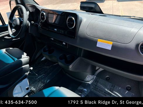 Used 2025 Mercedes-Benz Sprinter 2500 image 21