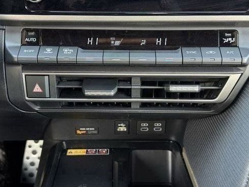 Used 2025 Toyota Camry SE image 17