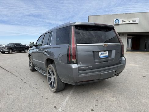 Used 2019 Cadillac Escalade Luxury image 3