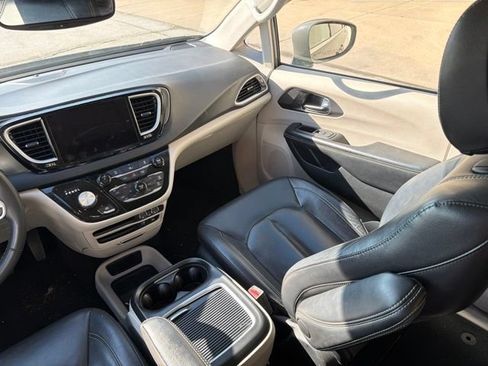 Used 2022 Chrysler Pacifica Touring-L FWD image 19
