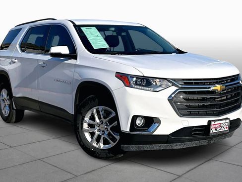 Used 2020 Chevrolet Traverse LT image 2