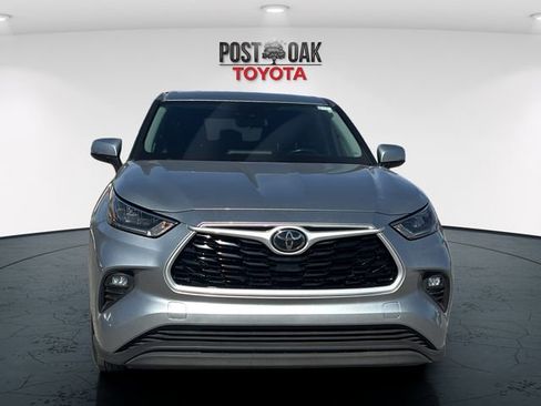 Used 2020 Toyota Highlander LE image 2