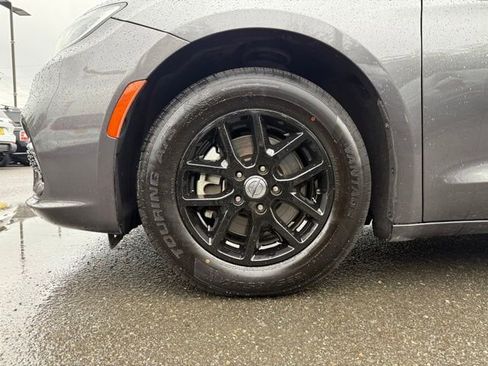 Used 2023 Chrysler Pacifica Touring-L FWD image 14