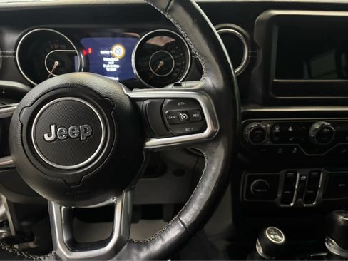 Used 2018 Jeep Wrangler Unlimited Sahara w/ Dual Top Group AWD/4WD image 15