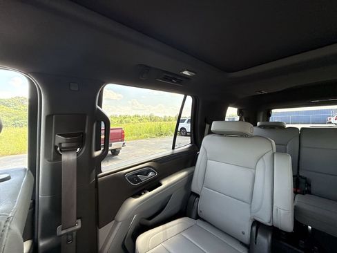 Certified 2022 GMC Yukon SLT w/ SLT Luxury Package AWD/4WD image 10