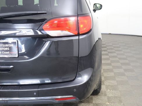 Used 2020 Chrysler Pacifica Touring-L image 15