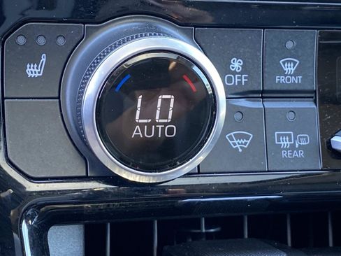 Used 2021 Toyota Highlander XLE AWD/4WD image 15