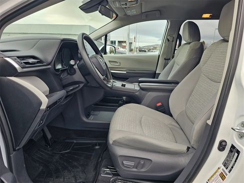 Used 2021 Toyota Sienna LE image 17