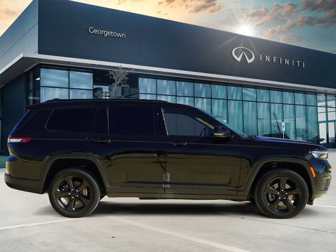 Used 2022 Jeep Grand Cherokee L Laredo image 4