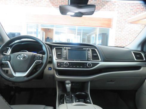 Used 2018 Toyota Highlander XLE AWD/4WD image 53