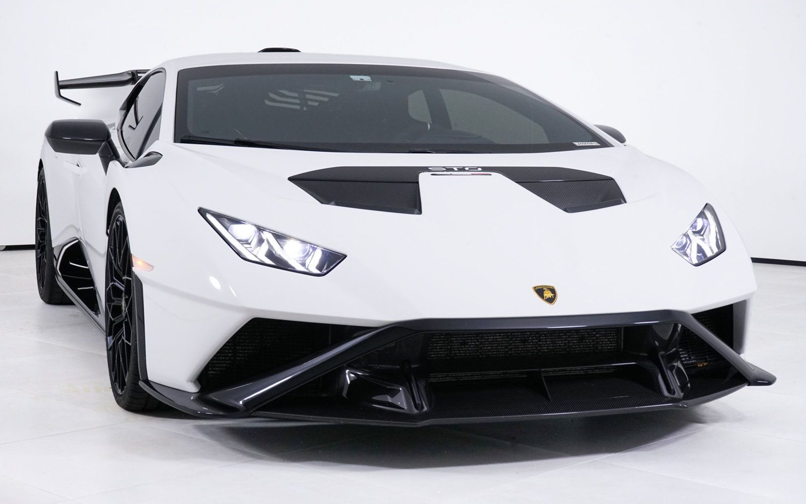 Used 2023 Lamborghini Huracan STO RWD image 19