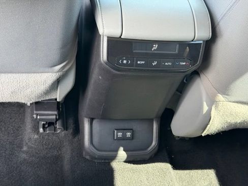 Used 2020 Toyota Highlander LE AWD/4WD image 18