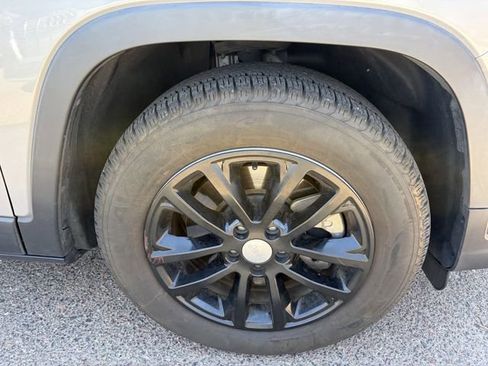 Used 2021 Jeep Cherokee Latitude FWD image 5