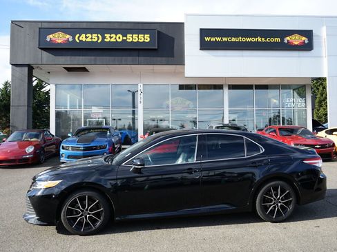 Used 2020 Toyota Camry XLE image 2