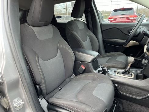 Used 2017 Jeep Cherokee Latitude w/ Cold Weather Group image 26