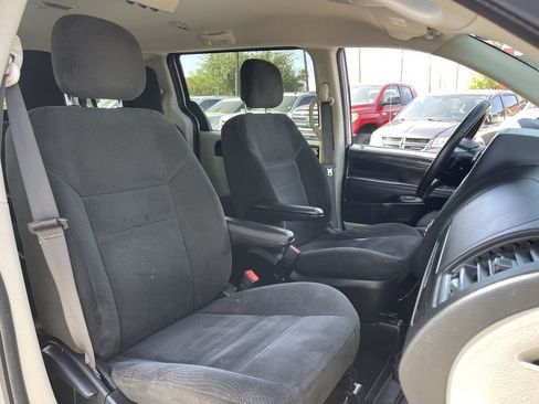 Used 2017 Dodge Grand Caravan SE w/ UConnect Hands-Free Group FWD image 11